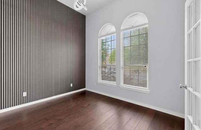 1817 Houghton Drive Gallery 4