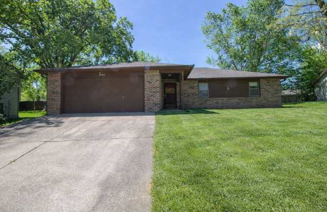 Spacious 3 bedroom w/ fenced yard photos photos