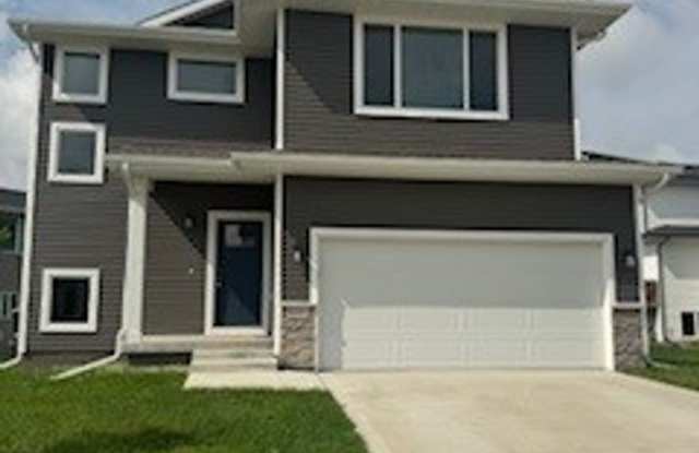 Charming 3 Bedroom Home in Urbandale Gallery 1