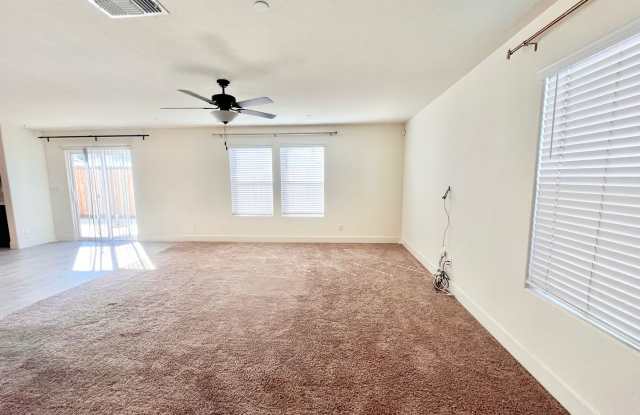 Spacious, Modern 4-Bedroom 2.5 Bath Home plus Den, Prime Location! With Solar! Gallery 3