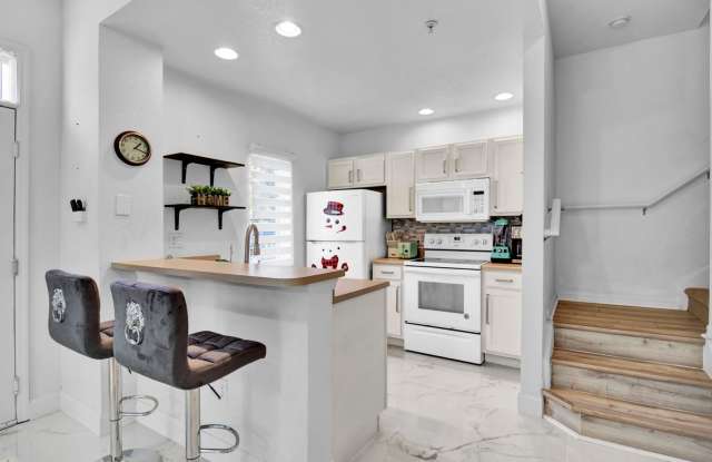 Spacious 4BR Townhome in Kissimmee Gallery 3