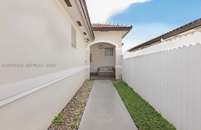 16082 SW 68th Ter Gallery 4