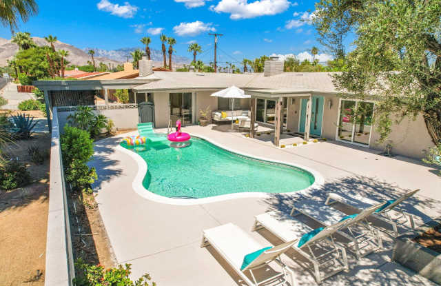 74350 Covered Wagon Trail unit: A photos photos