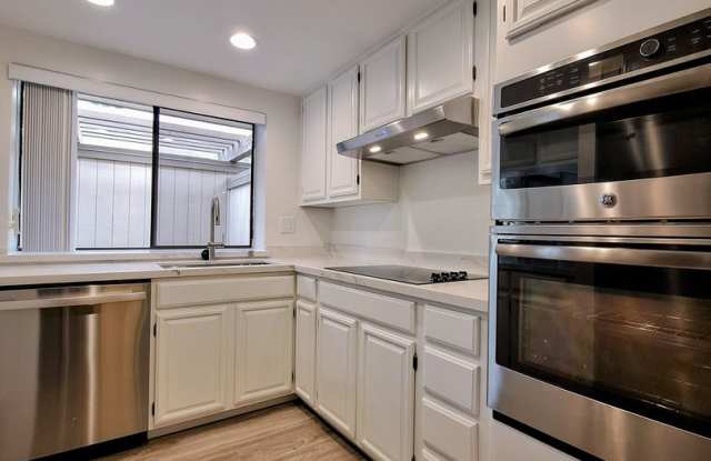 Remodeled 3bd 3-Story Townhouse With Attached Garage photos photos