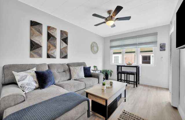 Furnished & Remodeled 1BR Guest House w/ Private Entry – Walk to Beach, Crown Point - 4060 Kendall Street, San Diego, CA 92109