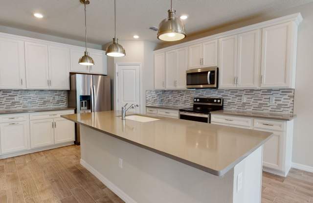 Spacious 5-Bedroom Home in Villages of Valencia – 3,500 Sq Ft, 4 Baths & Huge Loft Gallery 4