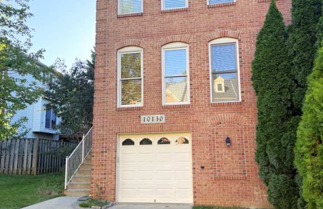 Charming 3-Bedroom Townhome in Sought-After Travilah Crest! Gallery 4