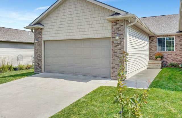 Stunning 4 bed, 3 bath Townhouse in NW Lincoln - 5248 North 10th Street, Lincoln, NE 68521