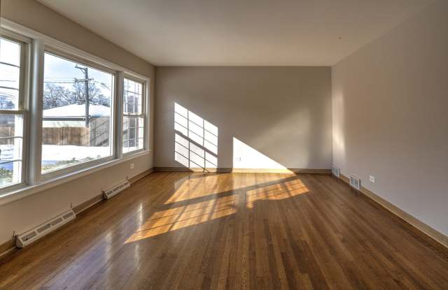 718 1/2 N Western Avenue Gallery 3
