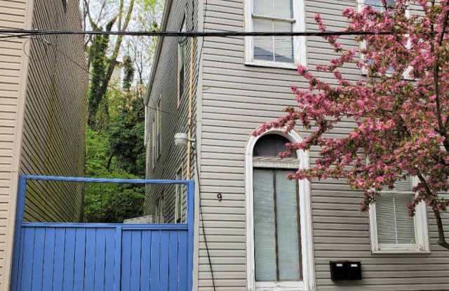 9 West Hollister - 1 photos photos
