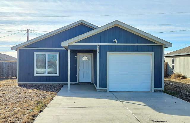 Cozy 3 bedroom home with a fenced backyard. - 2204 East 10th Street, Lubbock, TX 79403 Cozy 3 bedroom home with a fenced backyard. - 2204 East 10th Street, Lubbock, TX 79403