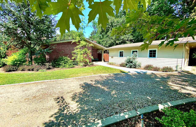 4 Bedroom 2.5 bath on Central Rim minutes from downtown photos photos 4 Bedroom 2.5 bath on Central Rim minutes from downtown photos photos