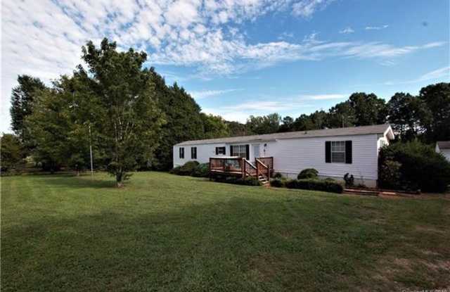 NOW AVAILABLE! 3 Bedroom 2 Bath Home on 1.36 Acres!! - 753 Pollys Circle, York County, SC 29745