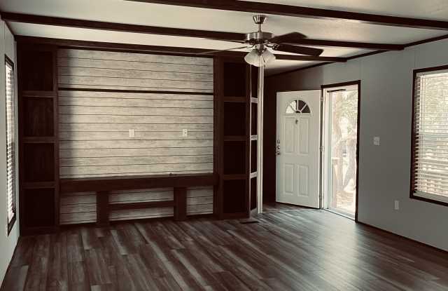 1800 N Live Oak St photos photos