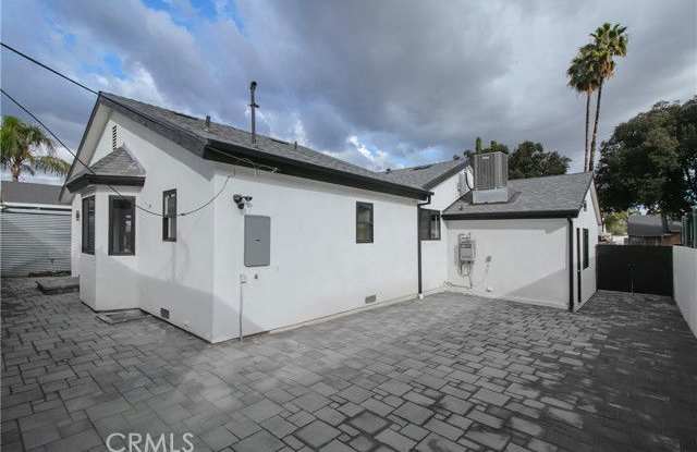 8143 Hazeltine Avenue photos photos