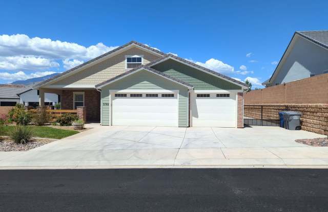 Spacious 3 Bedroom 3 Bathroom Home with Bonus Room and Spa! photos photos