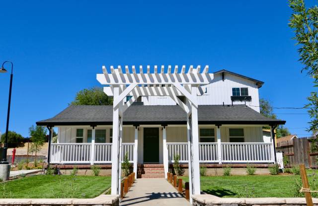 NEWLY Designed  Furnished Modern Farmhouse: Pet-Friendly, Fenced Yard  BBQ photos photos