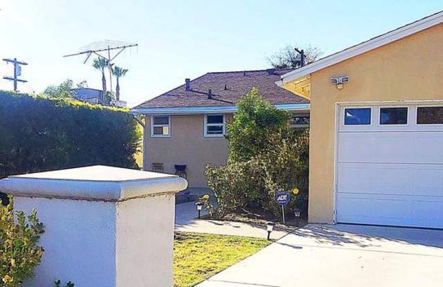 5649 VANTAGE Avenue Gallery 2