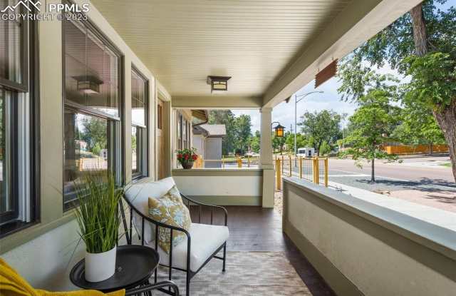 Updated Craftsman, minutes to downtown - 4 bedroom, 2 bath, alley parking + garage Gallery 3