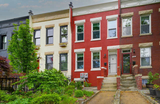 Modern 3BR + Den/2.0BA Townhouse with Private Rear Driveway photos photos