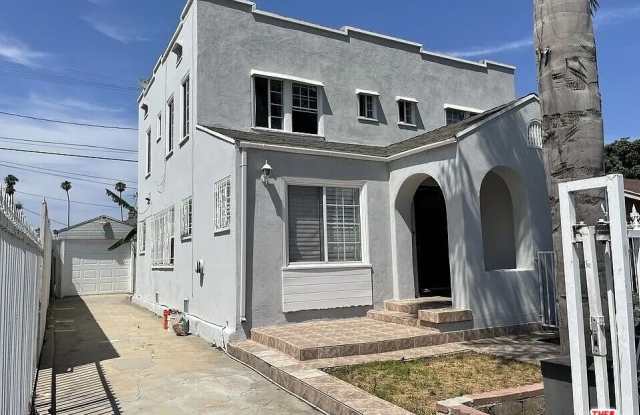 713 W 49th Pl Gallery 1