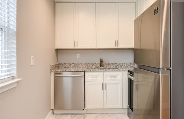 880 Saint Charles Avenue NE # 4 Gallery 3