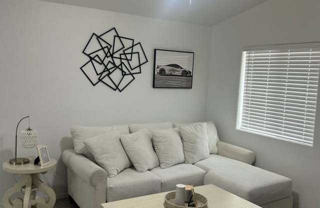 LOS MESQUITES- San Luis Gallery 4
