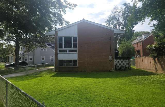 1551 DOUGLAS ST NE Gallery 2