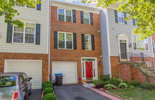 Gorgeous 3 Bed 2.5 Bath Brick Townhome with Deck + Patio In Beautiful South Riding - 42889 Golf View Drive, South Riding, VA 20152