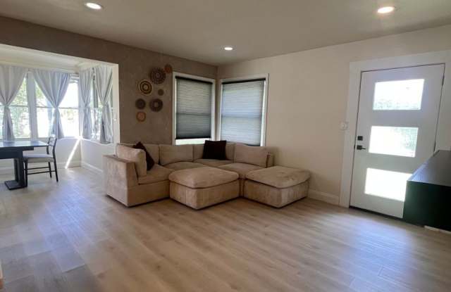 Your 4 Bedroom, 2 Bathroom St. Pete Sanctuary Awaits!! Gallery 3