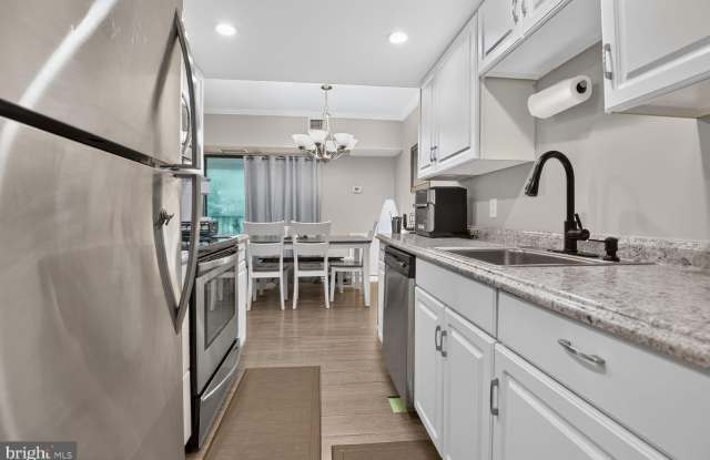 11645 STONEVIEW Square Gallery 2