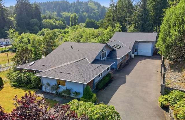 Spacious 4 Bedroom Home with Beautiful Views & 2 Garages Gallery 1