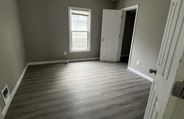 151 Kenwood Avenue - Up Gallery 2