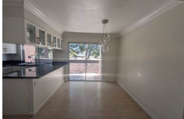 Charming 2BR Townhome in Mission Valley Gallery 1