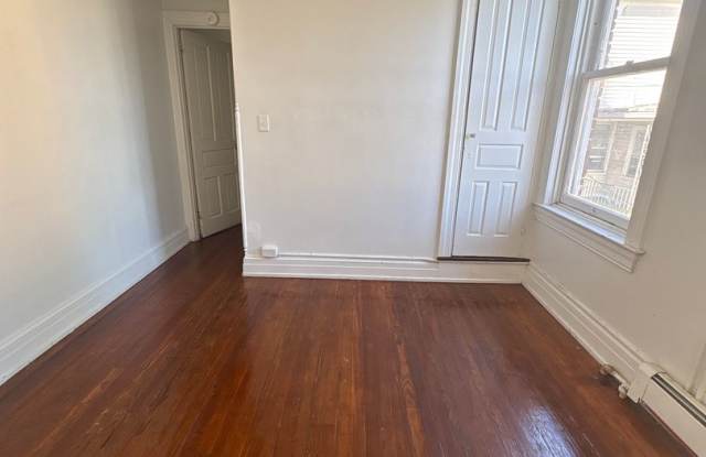 Spacious 4 Bedroom, Laundry, Parking in York City SD Gallery 4