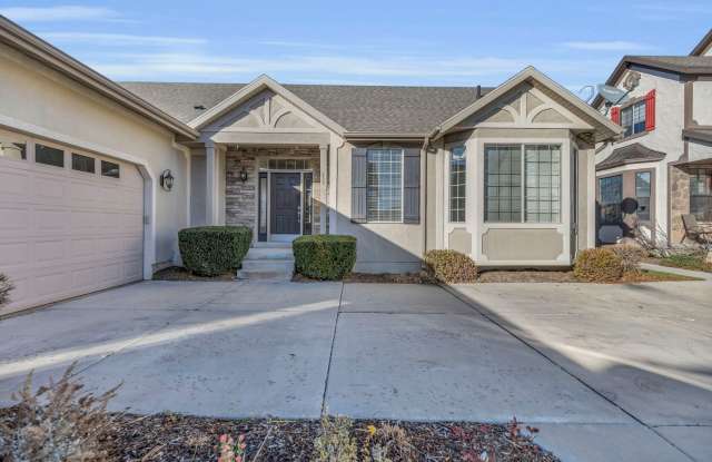 Charming Midway Home - $1000 OFF FIRST MONTH RENT IF LEASE SIGNED BY 6/30 photos photos