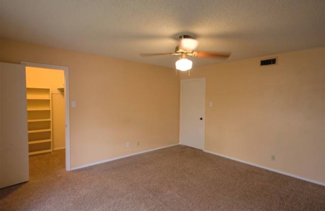 LARGE 2 bedroom 2 bath Condo close to Shopping, dinning and entertainment! photos photos LARGE 2 bedroom 2 bath Condo close to Shopping, dinning and entertainment! photos photos