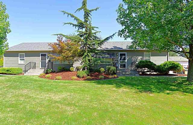 Charming Richland Home with Spacious Layout and Outdoor Oasis photos photos