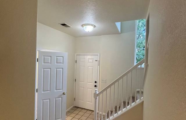 Charming 2 Bed/1.5 Bath Available Now Gallery 3