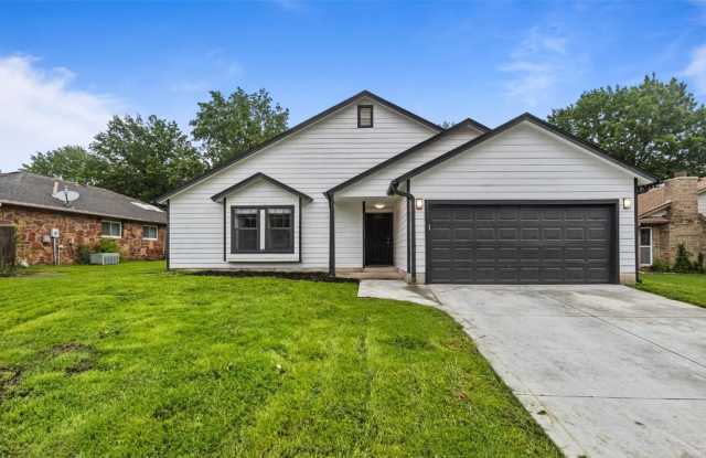 3 Bed | 2 Bath in Owasso! - 8903 North 124th East Avenue, Owasso, OK 74055