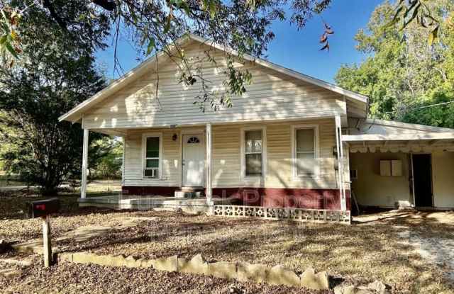 303 North Maple Street photos photos