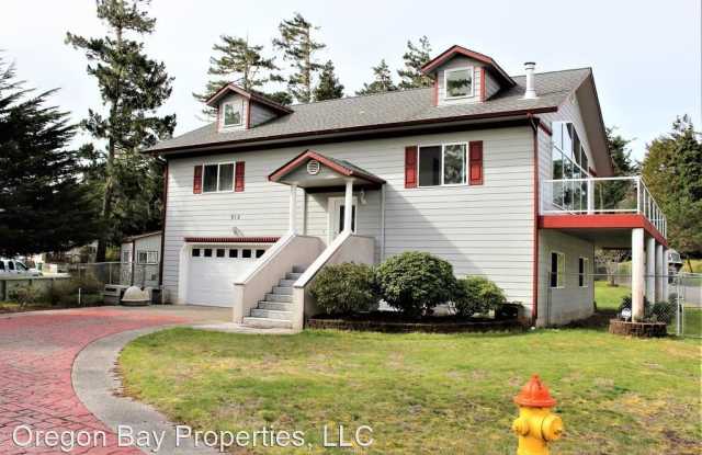 812 Lakeshore - 812 Lakeshore Drive, Coos Bay, OR 97420