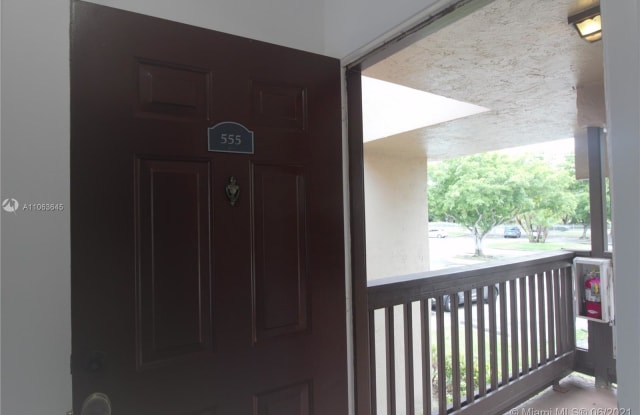 555 SW 113th Way - 555 SW 113th Way, Pembroke Pines, FL 33025