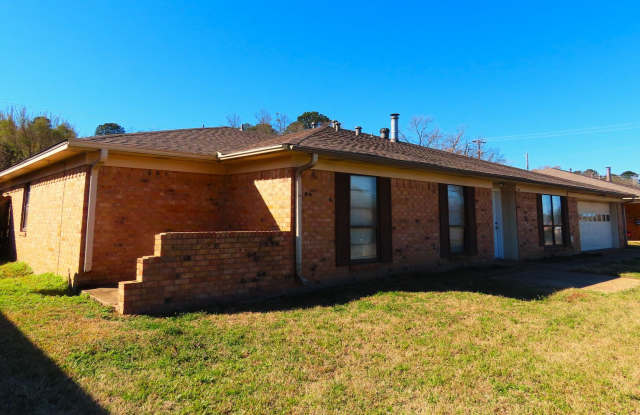 South Tyler! 3 Bedroom, 2 Bath Duplex w/Garage Gallery 4