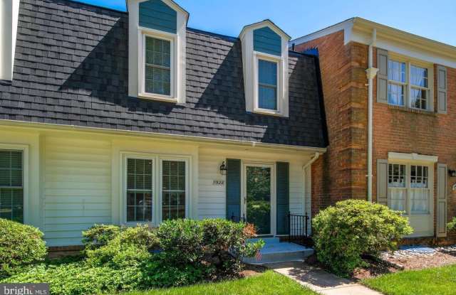 Charming townhome in the heart of McLean !! - 1528 Westmoreland Street, McLean, VA 22101