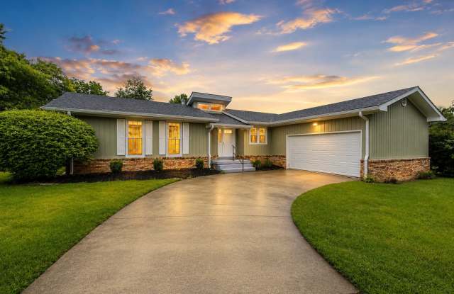 Beautiful Home Large Garage Highly Desired For Rent photos photos