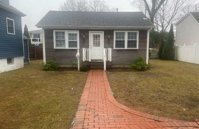 214 Douglas Avenue - 214 Douglas Avenue, West Islip, NY 11795