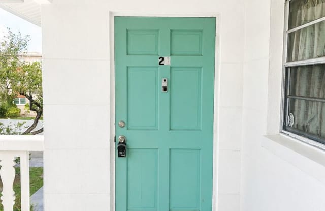 Spacious 2-Bedroom Apartment in Central St. Petersburg Gallery 3