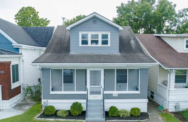 Check out this gem in Schnitzelburg!! photos photos