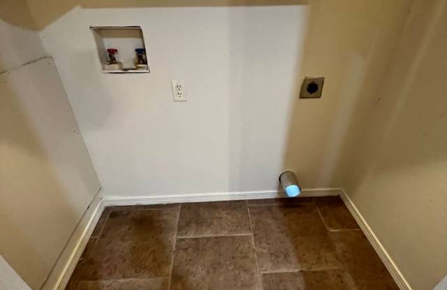 Really Cute 2 Bed 2 Bath House with Car Port in Back.  Fridge & Yard Care Included.  Total Electric. Gallery 3